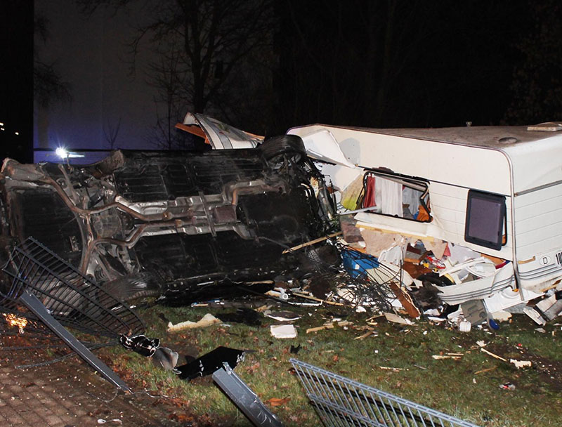 Ein 27-jähriger Mercedesfahrer demolierte in Hamm zwei Laternen, zwei Pkw und einen Wohnwagen. Gexchätzter Schaden: 40.000 Euro