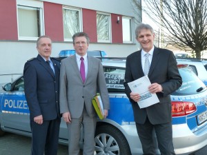 Leitender Polizeidirektor Hans-Dieter Volkmann, Kriminaldirektor Peter Andres und Landrat Michael Makiolla als oberster Polizeichef (v.l.) stellten am 10. März die Kriminalitätsstatistik vor. Foto: Claudia Behlau