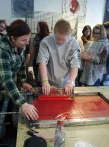 Schüler der Realschule Oberaden lernen die Kunst des Siebdrucks.