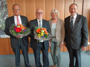 Blumen gab es nochmal zum  Abschied (v.l.): Karl-Heinz Heermann, Horst Mecklenbrauck, Angelika Mecklenbrauck und Bürgermeister Roland Schäfer.