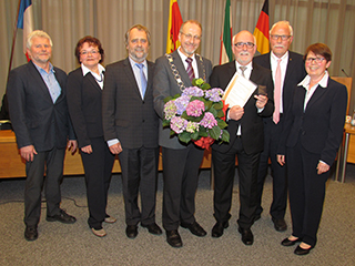Horst Mecklenbrauck (3.v.r.)wurde mit der Ehrenmedaille der Stadt Bergkamen ausgezeichnet