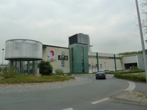 Das Parkhaus (rechts) befindet sich in der Nähe des Busbahnhofs. Ein- und Ausfahrt befinden sich in der Hubert-Biernat-Straße. 