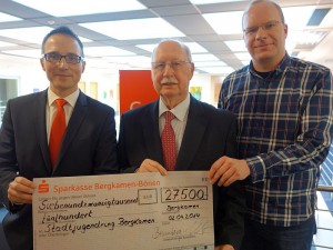 Spende der Sparkasse an den Stadtjugendring (.l.): Michael Krause, Karl-Heinz Chuleck und Christian Scharwey.