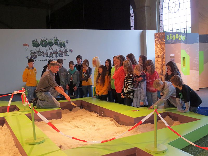 Wie funktioniert Archäologie? Antworten fanden Schüler der Realschule Oberaden im MaxiPark Hamm.