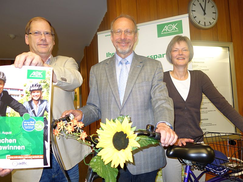 Ab 1. Juni heißt es wieder "Mit dem Rad zur Arbeit" (v.l.): Fahrradbeauftragter Hans Irmisch, Bürgermeister Roland Schäfer und Regina Faß von der AOK.