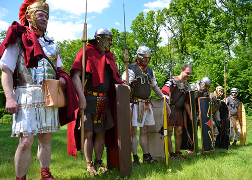 Aufstellung nahmen die Legionäre und Auxiliare zum Aufmarsch vor der Holz-Erde-Mauer ein.