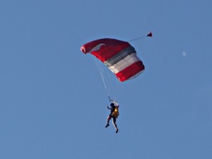 Einer der drei Waghalsigen des Vereins für Fallschirmsport Marl in luftiger Höhe über der Marina Rünthe.