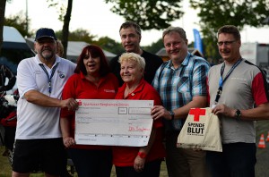 Spende für das Deutsche Rote Kreuz: Der Bikertreff unterstützt auch den guten Zweck. (Foto: Pia Dunkel)