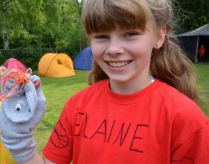 Eine coole Socke: Melanie zeigt das, was sie im Camp-Workshop gebastelt hat.