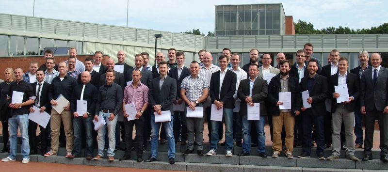 Die erfolgreichen Teilnehmer der Fachschule für Technik am Berufskolleg des TÜV Nord in Weddinghofen