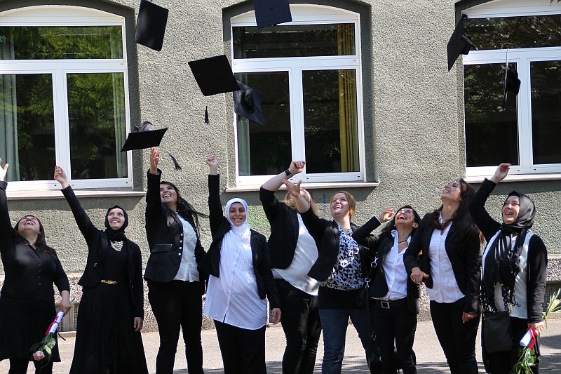 Die glücklichen Teilnehmerinnen feierten den erfolgreichen Abschluss des Rucksack-Programms mit einem Doktorhut. Fotos: Kreis Unna