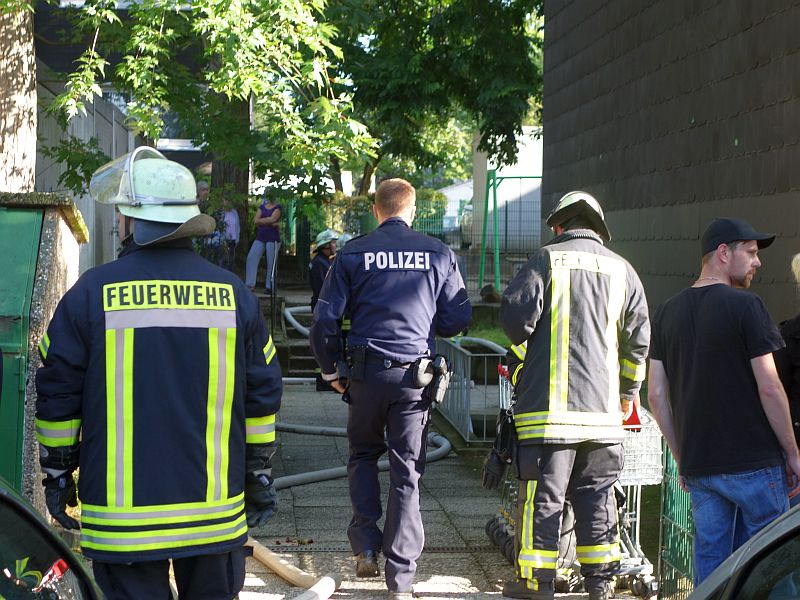 Rund 50 Feuerwehrleute der Löschgruppen Mitte, Weddinghofen und Oberaden, zwei Rettungswagen, der Notarzt und Polizeibeamte waren am Mittwochmorgen an der Louise-Schröder-Straße im Einsatz gewesen.