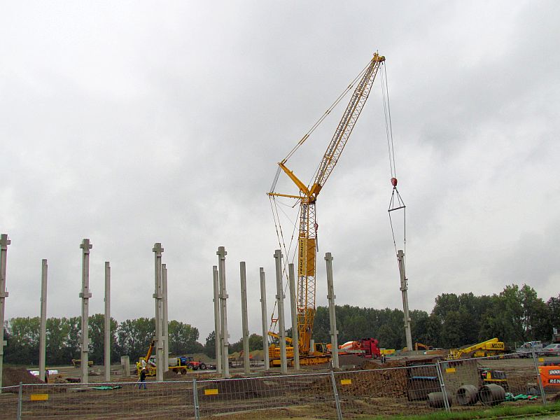 Die bis zum 20 Meter hohen Betonträger werden fertig angeliefert und auf die bereits gegossenen Fundamente gesetzt.
