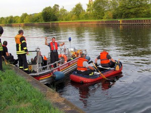 Bei den Sicherungsarbeiten setzte die Feuerwehr neben dem Feuerwehrboot aus Rünthe auch ein Schlauchboot ein.
