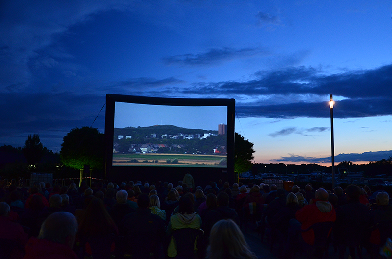 Toller Film vor wunderschönem Abendhimmel beim Open Air Kino in der Marina Rünthe.