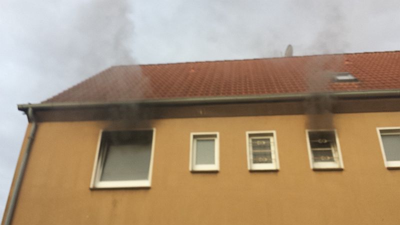 Schwarzer Rauch quillt aus den Fenster einer Wohnung an der Lasallestraße. De 47-jährige Bewohner schwebt in Lebensgefahr. Foto: Feuerwehr Bergkamen