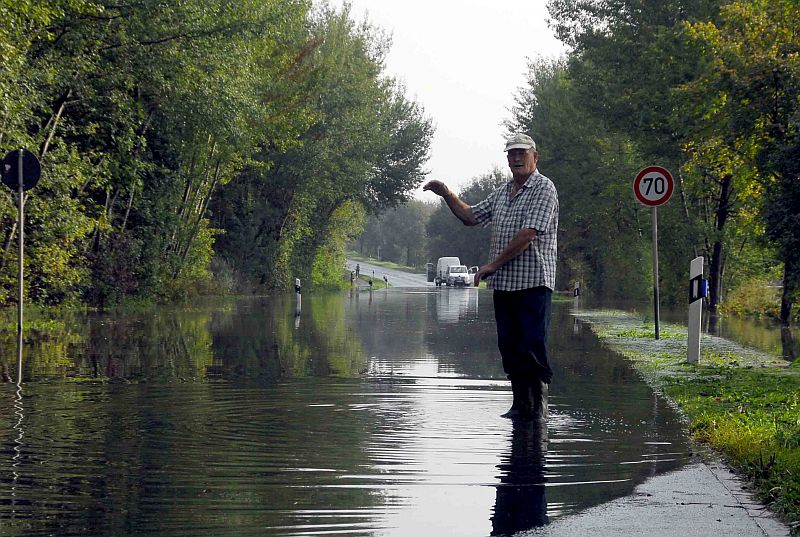 Landwirt Ludwig Quabeck zeigt, wie hoch das Wasser auf der Industriestraße gestanden hatte. Die Straße wurde wegen der Überschwemmung mehrere Tage gesperrt.