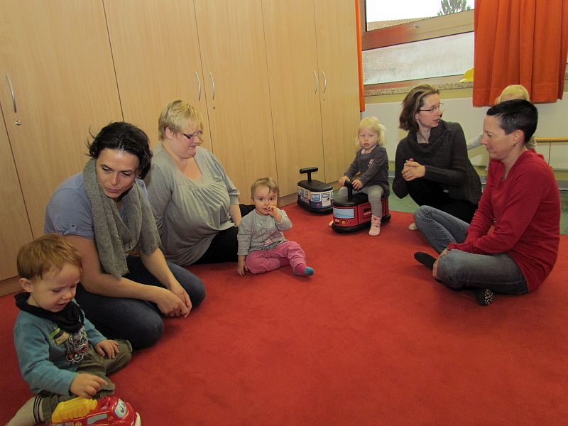 Pünktlich um 9 Uhr waren die ersten Teilnehmer der Eltern-Kind-Gruppe des Familientreffs in den neuen Räumen in der ehemaligen Pestalozzischule zur Stelle