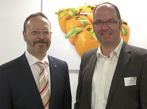 Martin Weber (l.), Präsident Lions Club BergKamen, und Dr. Oliver Bonkamp, Bio-Security Man-agement GmbH