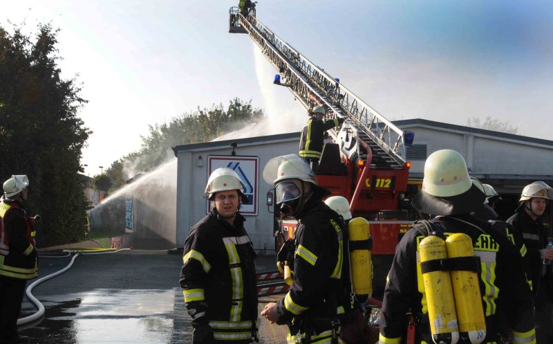 Über 80 Feuerwehrleute bekämpften am  Freitagmorgen den Brand des Aldi-Marktes am Roggenkamp in Bergkamen-Mitte. Fotos und Bilderstrecke: Ulrich Bonke)