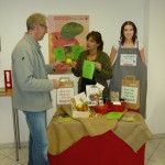 Jutta Eickelpasch rät am Infostand der Verbraucherzentrale zu heimischen Obst und regionalen Produkten (Quelle: privat)
