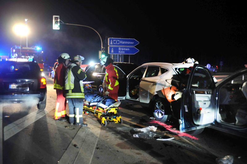 ViePersonen wurden am Samstagabend beim Unfall auf der Lünener Straße  verletzt. Fotos: Ulrich Bonke