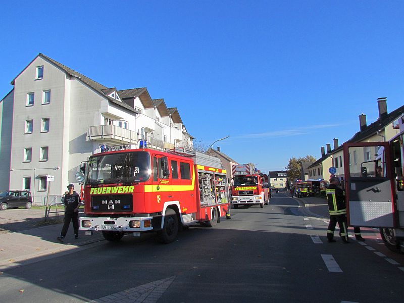 Brennender Unrat auf dem Balkon einer Dachgeschosswohnung in einem Mehrfamilienhaus an der Hochstraße sorgte für einen Großeinsatz der Bergkamener Feuerwehr.