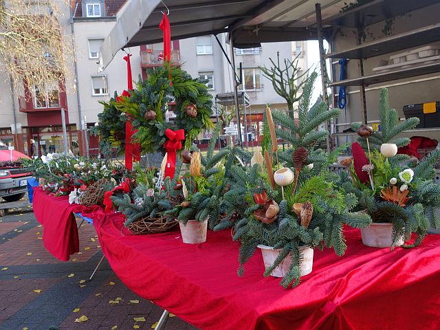Neben wenigen Schaufensterdekorationen erinnern auf dem Nordberg nur Marktstände daran, dass jetzt die Adventszeit beginnt.