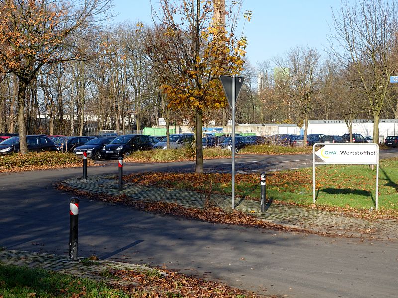 Bayer möchte das Gelände des Wertstoffhofs von der Stadt pachten. Im Vordergrund der Parkplatz, der in der Woche von Mitarbeitern von Bayer und der anderen Chemieunternehmen genutzt wird.
