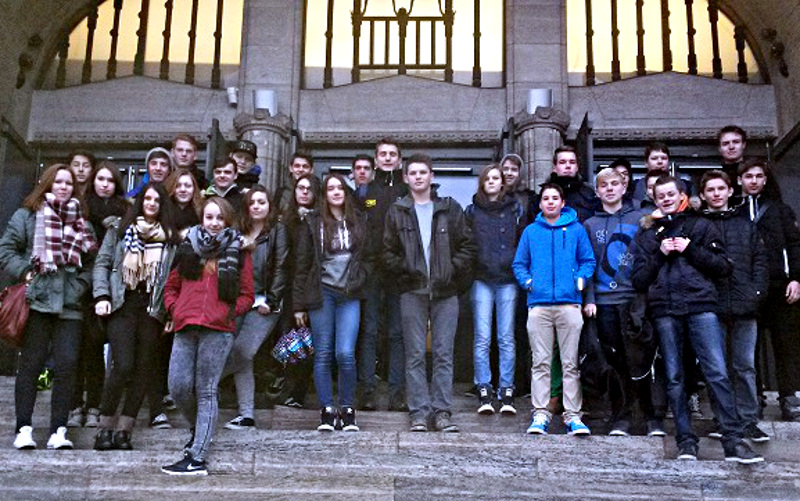 Die Realschüler aus Oberaden vor dem Portal der Synagoge in Essen.