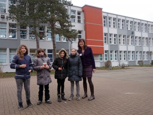 Abteilungsleiterin Manuela Scharfenberg mit Schülerinnen vor dem inzwischen sanierten Teil der Abteilung 5-7.