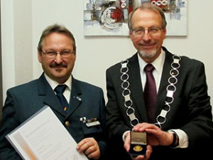 Walter Thiel (l.) mit Bürgermeuster Roland Schäfer bei der Überreichung der Ehrenmedaille der Stadt Bergkamen.