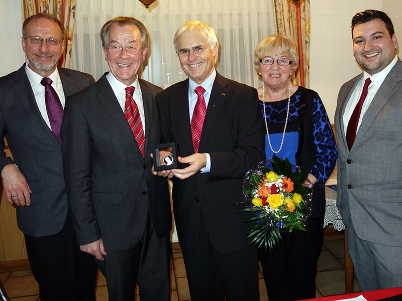 Willy-Brandt-Medaille (v.l.): Bürgermeister Roland Schäfer, Franz Müntefering, Wolfgang Kerak, Ute Kerak und Julian Deuse.