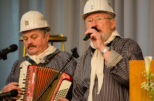 Ganze Kerle war das Duo "Scheddy & Metze", dass für die musikalische Bergbau-Traditon sorgte.