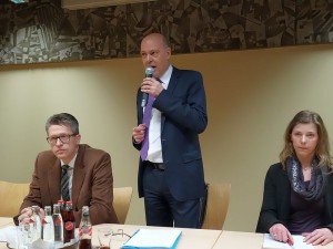 GSW-Geschäftsführer Jochen Baudrexl stand im Treffpunkt zum Thema "Bäderlandschaft" Rede und Antwort (rechts Fraktionsgeschäftsführerin  Julia Rehers, links SPD-Fraktionschef Bernd Schäfer)