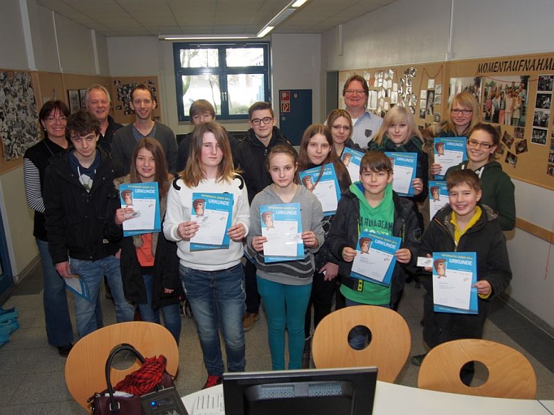 Die erfolgreichen Teilnehmer am Biber-Informatikwettbewerb und ihre Lehrerinnen und Lehrer.