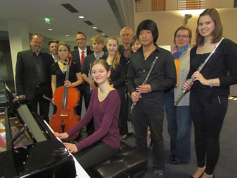 Die Teilnehmerinnen und Teilnehmer am Preisträgerkonzert der Musikschule am Dienstagabend in der Hauptstelle der Sparkasse Bergkamen-Bönen.