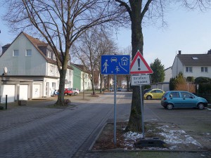 Der westliche Teil des Lindenwegs weist Straßenschäden auf. Künftig soll hier auch ein Schild "Durchfahrt verboten/Anlieger frei" stehen.