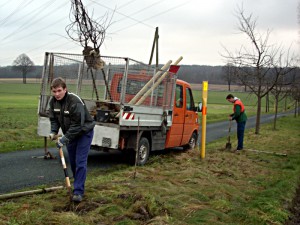  Die Mithilfe bei Pflanzarbeiten ist Bestandteil der Tätigkeiten im Freiwilligen Ökologischen Jahr. Foto: Kreis Unna