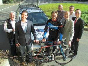 Im vergangenen Jahr warb Lucas Liß noch mit Bürgermeister Roland Schäfer und Sponsoren für das Bergkamener Radsportfestival. Das ist jetzt dem Rotstift zum Opfer gefallen.
