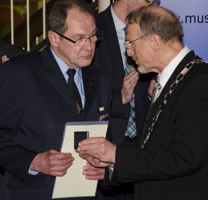 Bürgermeister Roland Schäfer überreicht die Ehrenmedaille.