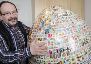 Überdimensional: Das riesige Osterei aus mehr als 3.000 Briefmarken.