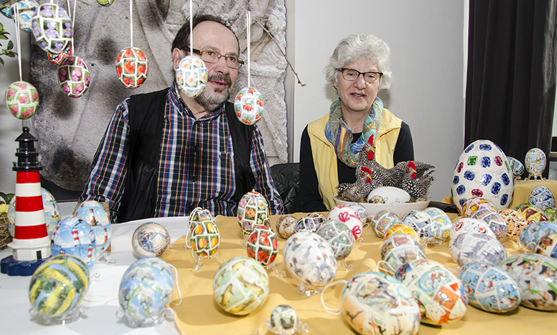 Beeindruckende Ostereierkunst aus Briefmarken präsentierten Bärbel und Lothar Pfüller.