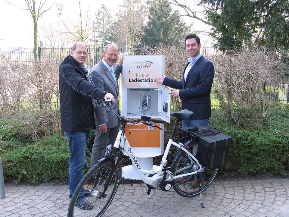  Das Foto zeigt von links den städtischen Radverkehrsbeauftragten Hans Irmisch, Bürgermeister Roland Schäfer und GSW-Vertreter Timm Jonas. (Foto: Stadt Bergkamen)