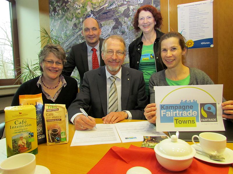 Unterschrift unter Antrag an "Fair Trade Deutschland" (v.l.): Pfarrerin Sabine Sarpe (Lenkungsausschuss), Thomas Hartl (Koordinator der Stadt), Bürgermeister Rolnad Schäfer, Elke Grziwotz (Lenkungsausschuss) und Angelika Mohlzahn (Vorsitzende des Lenkungsausschusses) 