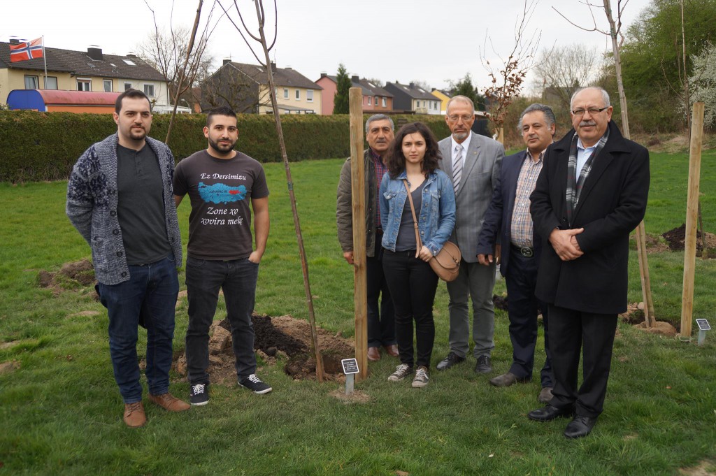 Mit Bürgermeister Roland Schäfer pflanzten Vertreter der Alevitischen Gemeinde einen Baum im Jubiläumswald in Gedenken an den Völkermord in Dersin.