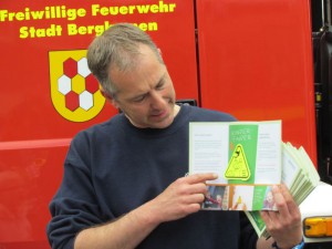 Mark Nätebusch von der Löschgruppe Weddinghofen zeigt es: Hier ist der "Kinderfinder".