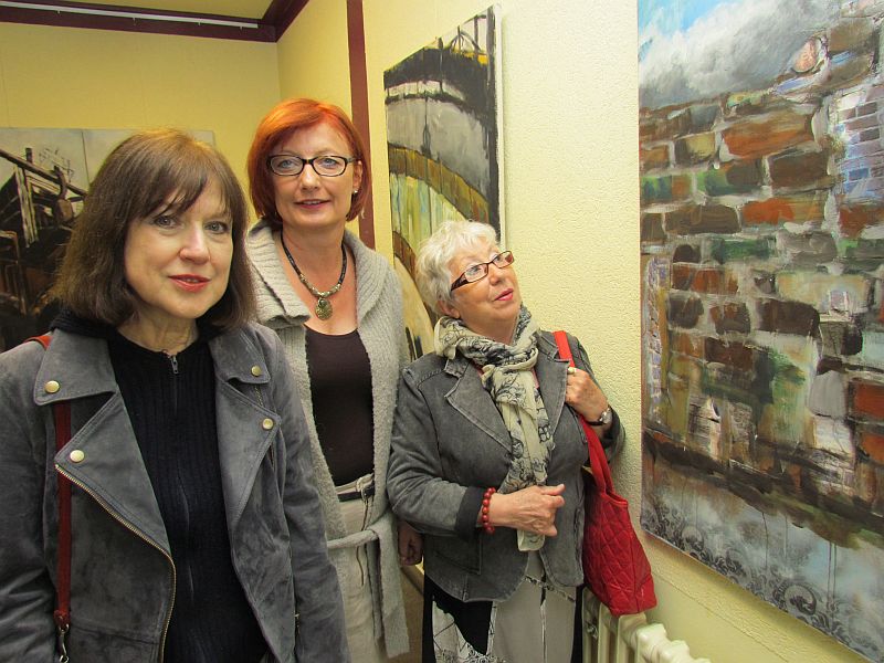 Emilia Fernandez (r.) und Monika Zybon-Biermann (l.) mit Kulturreferentin Simone Schmidt-Apel.