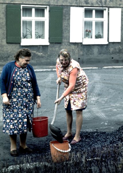 Bergarbeiterfrauen beim Kohleschippen. Foto aus der Ausstellung "Es war mehr als Kohle" von Ulrich Bonke