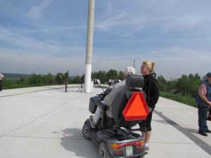 Wer nicht gut zu Fuß ist und einen Elektro-Scooter besitzt, kommt natürlich auf die Adener Höhe.